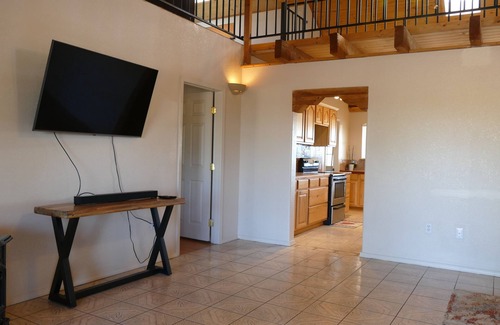 Tyrone House | Spacious 6-bedroom house with WiFi, AC in tranquil Silver City