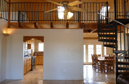 Tyrone House | Spacious 6-bedroom house with WiFi, AC in tranquil Silver City