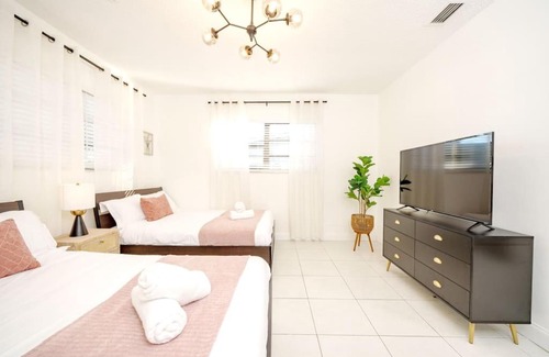 North Miami Beach Villa | Spacious 6-Bedroom Villa with Pool
