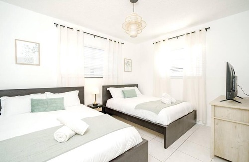 North Miami Beach Villa | Spacious 6-Bedroom Villa with Pool