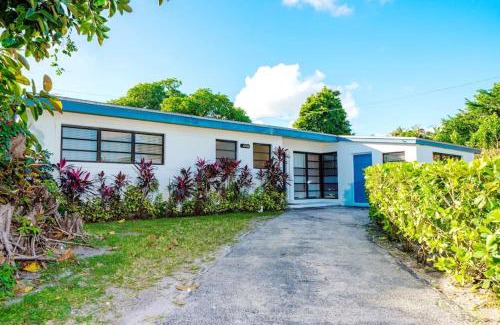 North Miami Beach Villa | Spacious 6-Bedroom Villa with Pool