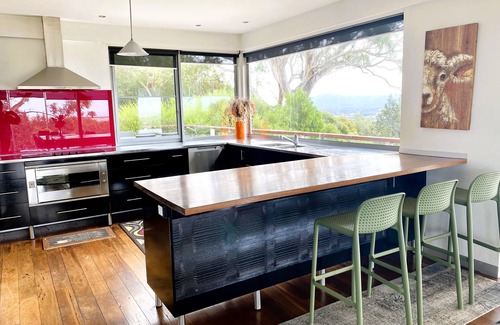 Gisborne House | Spacious 6-BR Retreat with Breathtaking Views in Macedon Ranges