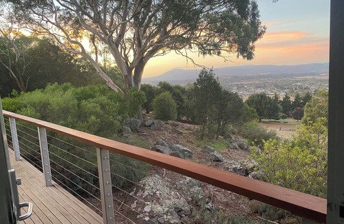 Gisborne House | Spacious 6-BR Retreat with Breathtaking Views in Macedon Ranges