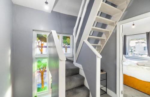 Golders Green House | Spacious 6BR London Home Sleeps 18 Near Tube