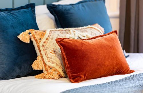 Golders Green House | Spacious 6BR London Home Sleeps 18 Near Tube