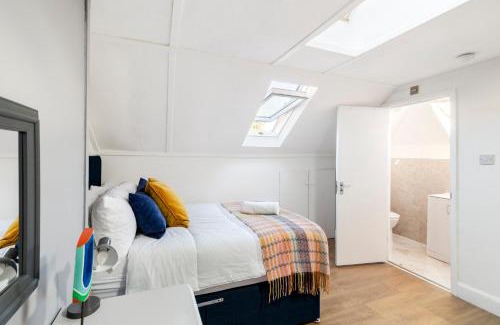 Golders Green House | Spacious 6BR London Home Sleeps 18 Near Tube