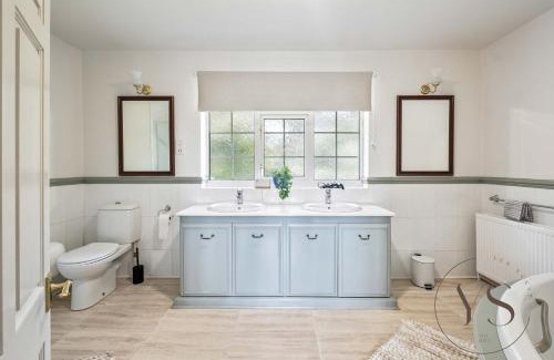 Sutton Coldfield House | Spacious 6BR Villa Sleeps 12 with Stunning Garden Free Parking