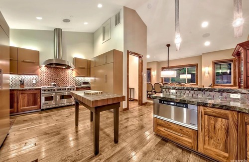 South Lake Tahoe House | Spacious 7-bedroom estate with hot tube and WiFi in delightful Lake Tahoe