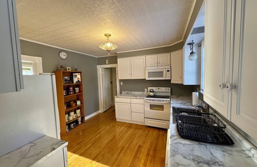 Laurium House | Spacious 7-bedroom house with WiFi, Garage, Sauna, and AC in amazing Calumet