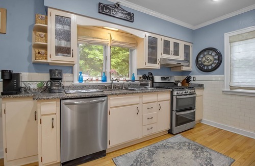 Lake Erie Beach House | Spacious 7-bedroom house in marvelous Angola on the Lake with AC