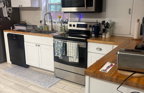 McLean House | Spacious 7-bedroom house in marvelous McLean for long term rental