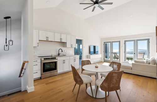 Pine Point House | Spacious 7-bedroom house with WiFi and AC in fabulous Pine Point Scarborough