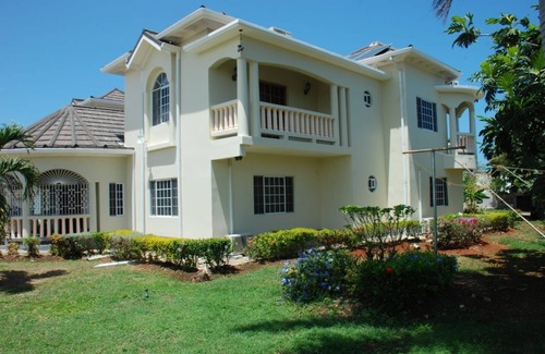 Lucea Villa | Spacious 7-bedroom villa with WiFi and AC in charming Hanover.