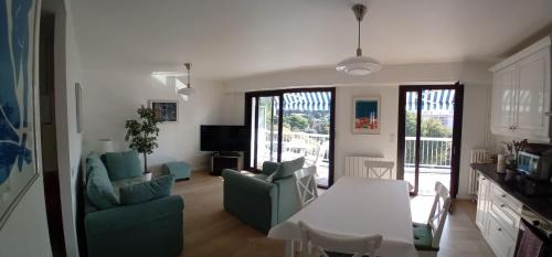 Cannes La Bocca Apartment | Spacious 70 m flat with Balcony and sea view!
