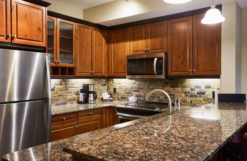 Canmore Condo | Spacious (700 sqft) 1 Bedroom/1 Bath cozy Condo/Pool & Hot tubs