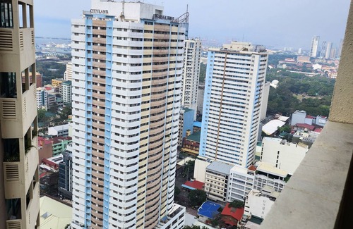 Ermita Condo | Spacious 775 sq ft 1 br CONDO - attached to Robinson's Mall , pool gymn n