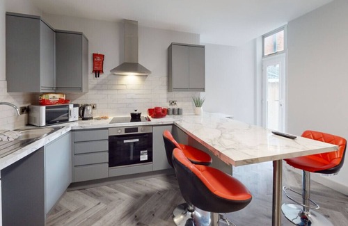 Crewe House | Spacious 7BR Contractor Haven in Crewe with 7 Baths and 4 Kitchens
