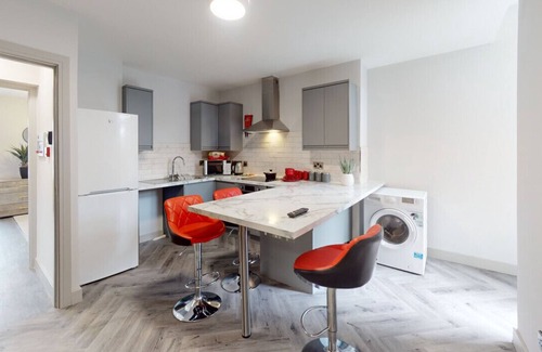 Crewe House | Spacious 7BR Contractor Haven in Crewe with 7 Baths and 4 Kitchens