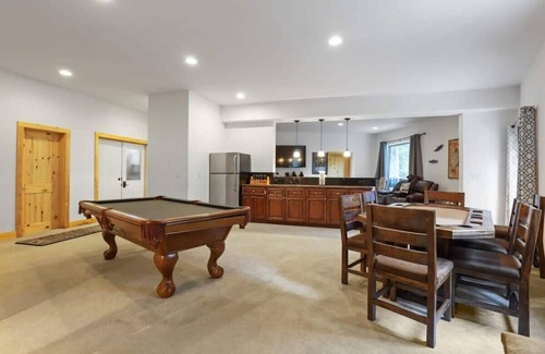 Blue River House | Spacious 7BR Lodge w/Hot Tub & Mtn Views!