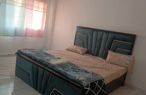 Varanasi Apartment | Spacious 8-bedroom apartment with AC and hot water, WiFi in charming Varanasi