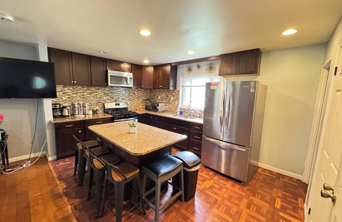 Seminary Hill House | Spacious 8-Bedroom Entire House in Alexandria