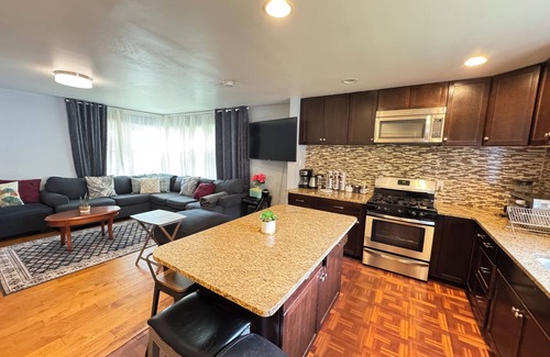 Seminary Hill House | Spacious 8-Bedroom Entire House in Alexandria