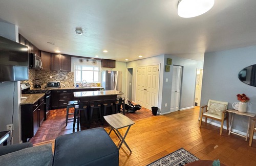 Seminary Hill House | Spacious 8-Bedroom Entire House in Alexandria