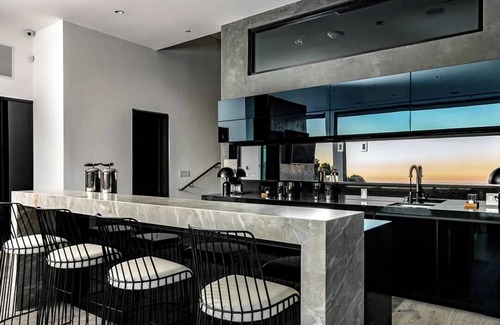 Bel Air House | Spacious 8-bedroom house in awesome Los Angeles with WiFi, AC, fitness room