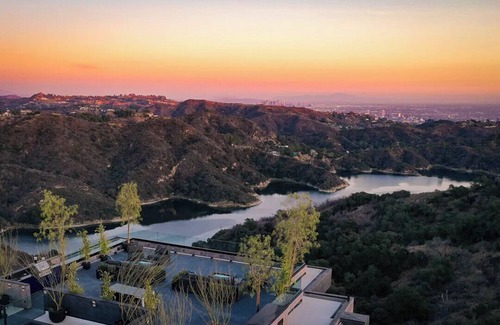 Bel Air House | Spacious 8-bedroom house in awesome Los Angeles with WiFi, AC, fitness room