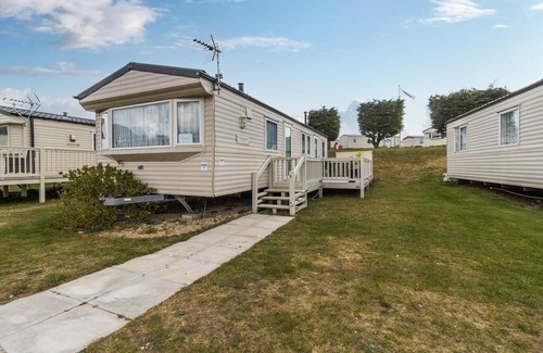 Kessingland House | Spacious 8 berth caravan for hire at Kessingland Beach holiday park ref 90008PW