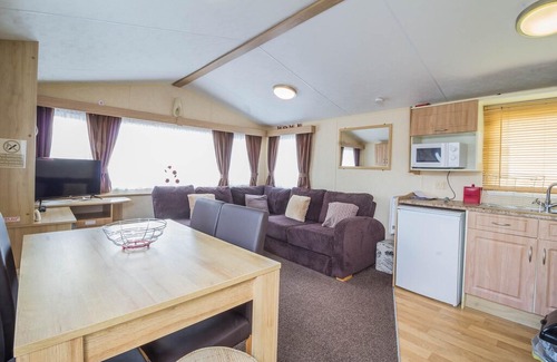 Kessingland House | Spacious 8 berth caravan for hire at Kessingland Beach holiday park ref 90008PW