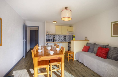 Peyragudes Apartment | "Spacious 8-Person Apartment Near Peyragudes Slopes with Balcony & Free Parking"