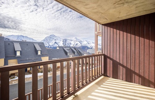Peyragudes Apartment | "Spacious 8-Person Apartment Near Peyragudes Slopes with Balcony & Free Parking"