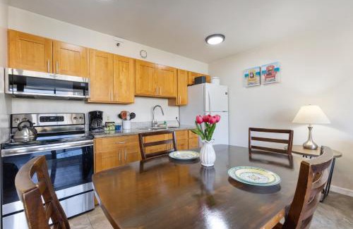 Waikiki Apartment | Spacious 8th Floor Waikiki Condo with City Views, Full Kitchen & Free Parking (10802)