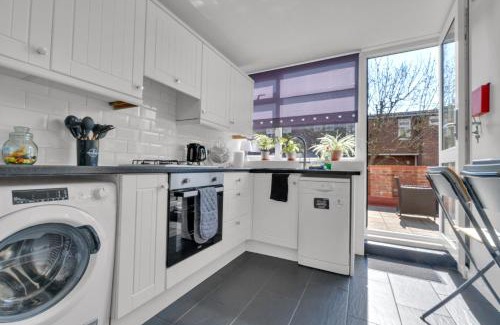 West Hill Apartment | Spacious 9-Person Stay with Free Parking in London
