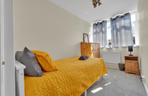 West Hill Apartment | Spacious 9-Person Stay with Free Parking in London