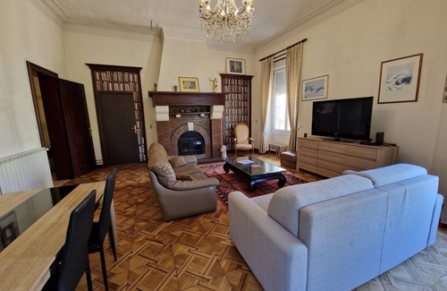 Sommieres House | 🏡 Spacious, air-conditioned 8-person gîte with swimming pool, between history, nature and the sea