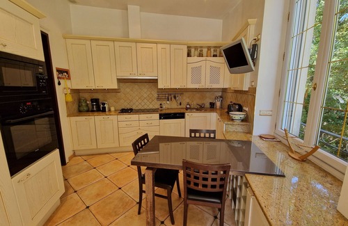 Sommieres House | 🏡 Spacious, air-conditioned 8-person gîte with swimming pool, between history, nature and the sea