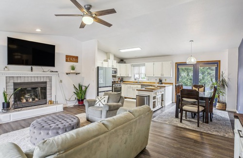 Northeast Anchorage Cottage | Spacious Anchorage Vacation Rental w/ Private Yard