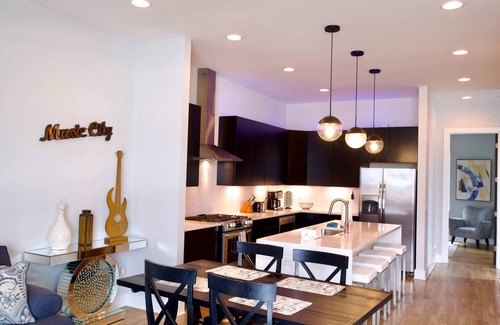 Nashville House | Spacious and Bright 4-Bedroom Townhome with Spectacular City Skyline View
