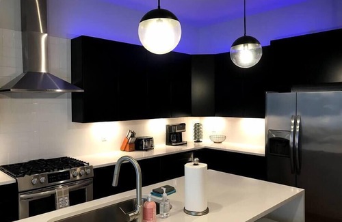 Nashville House | Spacious and Bright 4-Bedroom Townhome with Spectacular City Skyline View