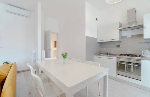 Cenisia Apartment | Spacious and bright apartment of 120 sqm for 6 people, located on the sixth floor with elevator (not suitable for disabled people). The accommodation has a balcony with views of the Cenisia district, a quiet and well-connected residential area. The accom