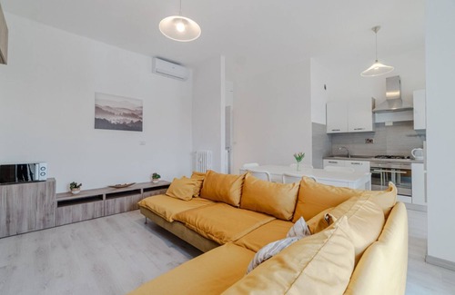 Cenisia Apartment | Spacious and bright apartment of 120 sqm for 6 people, located on the sixth floor with elevator (not suitable for disabled people). The accommodation has a balcony with views of the Cenisia district, a quiet and well-connected residential area. The accom