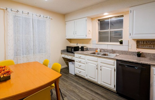 Overland Park House | Spacious and comfortable 3 bedrooms house in the heart of Overland Park