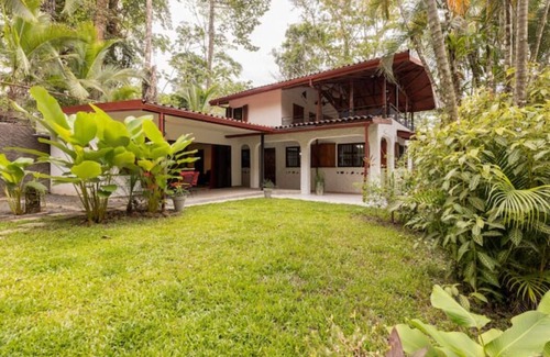 Manuel Antonio Villa | spacious and comfortable Villa with tropical charm and pool