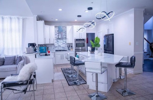 Montpelier House | Spacious and Cozy 8 Bedrooms house w/Gym near D.C