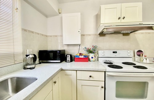 Metrotown House | Spacious and cozy ground-level 3-bed suite. Walk to Metrotown Mall and Skytrain!