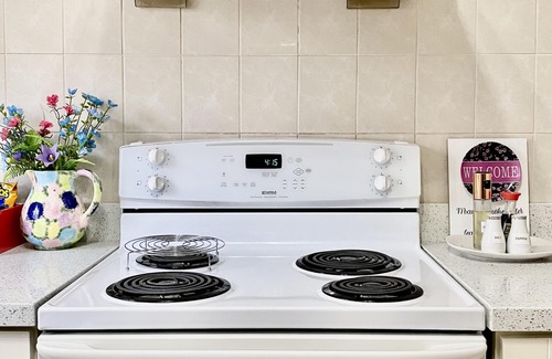 Metrotown House | Spacious and cozy ground-level 3-bed suite. Walk to Metrotown Mall and Skytrain!