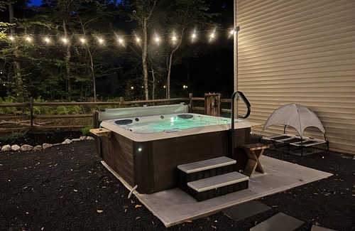 Locust Lake Village Ski Chalet | Spacious and cozy pet friendly chalet w/hot tub & garden sauna