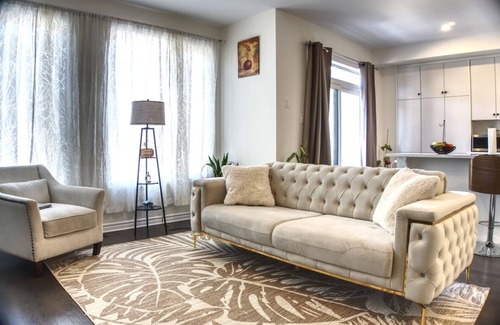 Chapel Hill South House | Spacious and Cozy Room with Private Bathroom in a house with WiFi, AC in Ottawa.